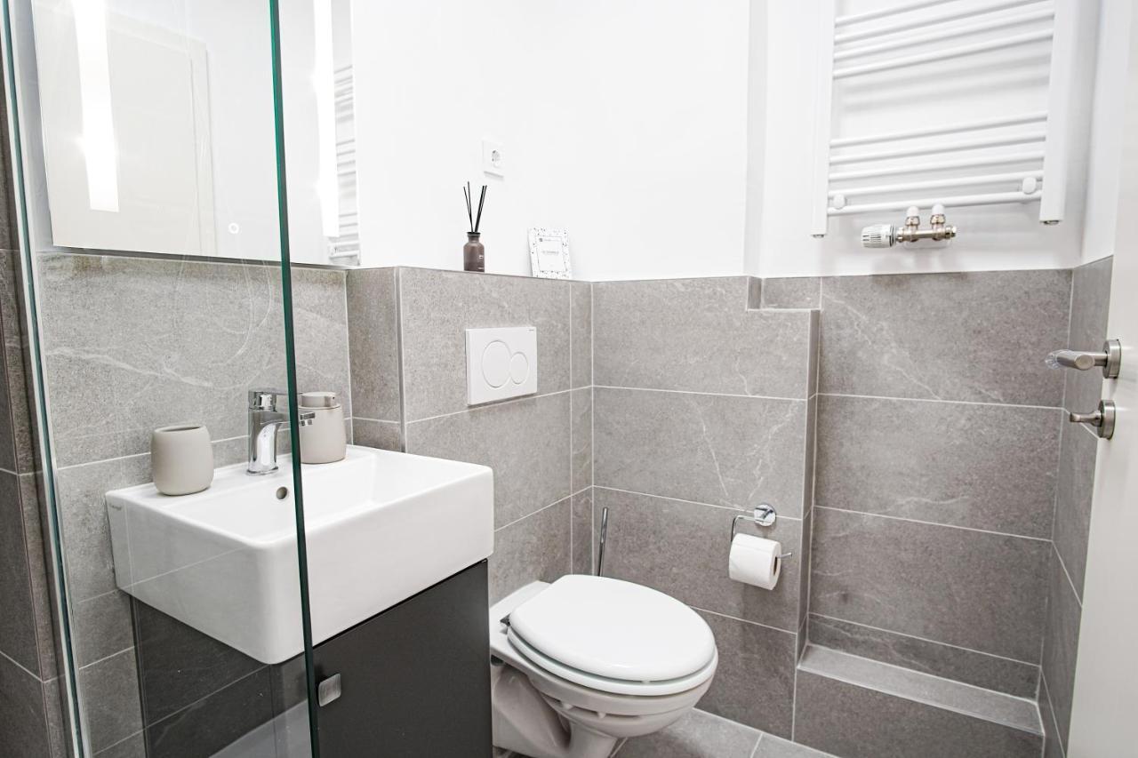 Homefy Feel-good - Own Parking, Balcony And Garden Apartment